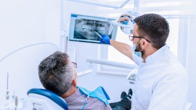 ¿Qué es un implante dental?: Todo lo que debes saber