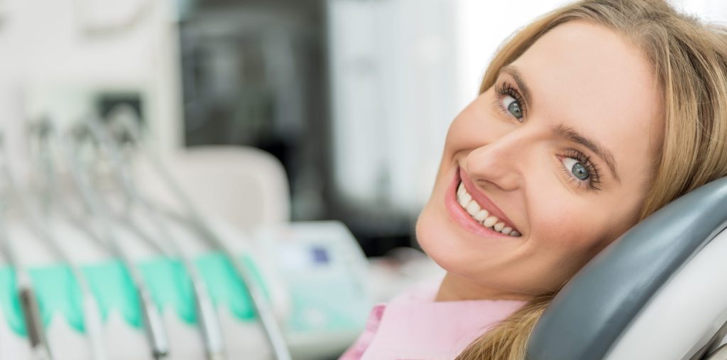 Mujer con dientes alineados