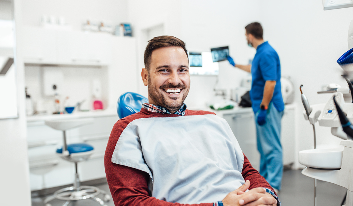 Hombre feliz en consulta dental