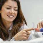 Implantes dentales en pacientes fumadores: riesgos y recomendaciones
