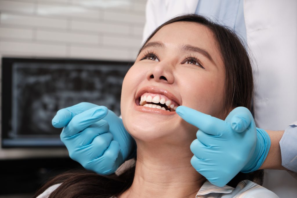 Limpieza y blanqueamiento dental: diferencias, beneficios y cuándo elegir cada uno