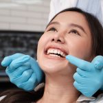 Limpieza y blanqueamiento dental: diferencias, beneficios y cuándo elegir cada uno