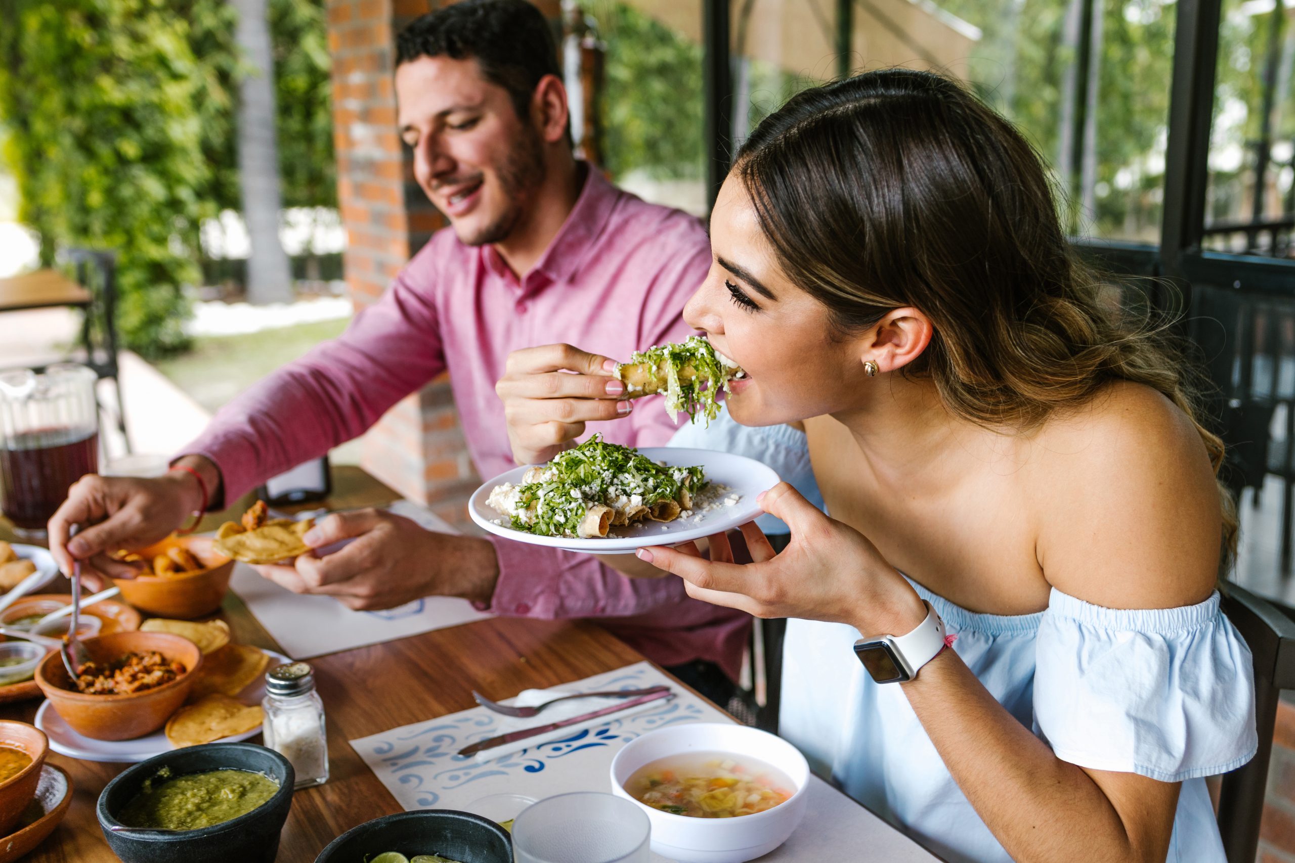 Pareja comiendo alimentos saludables