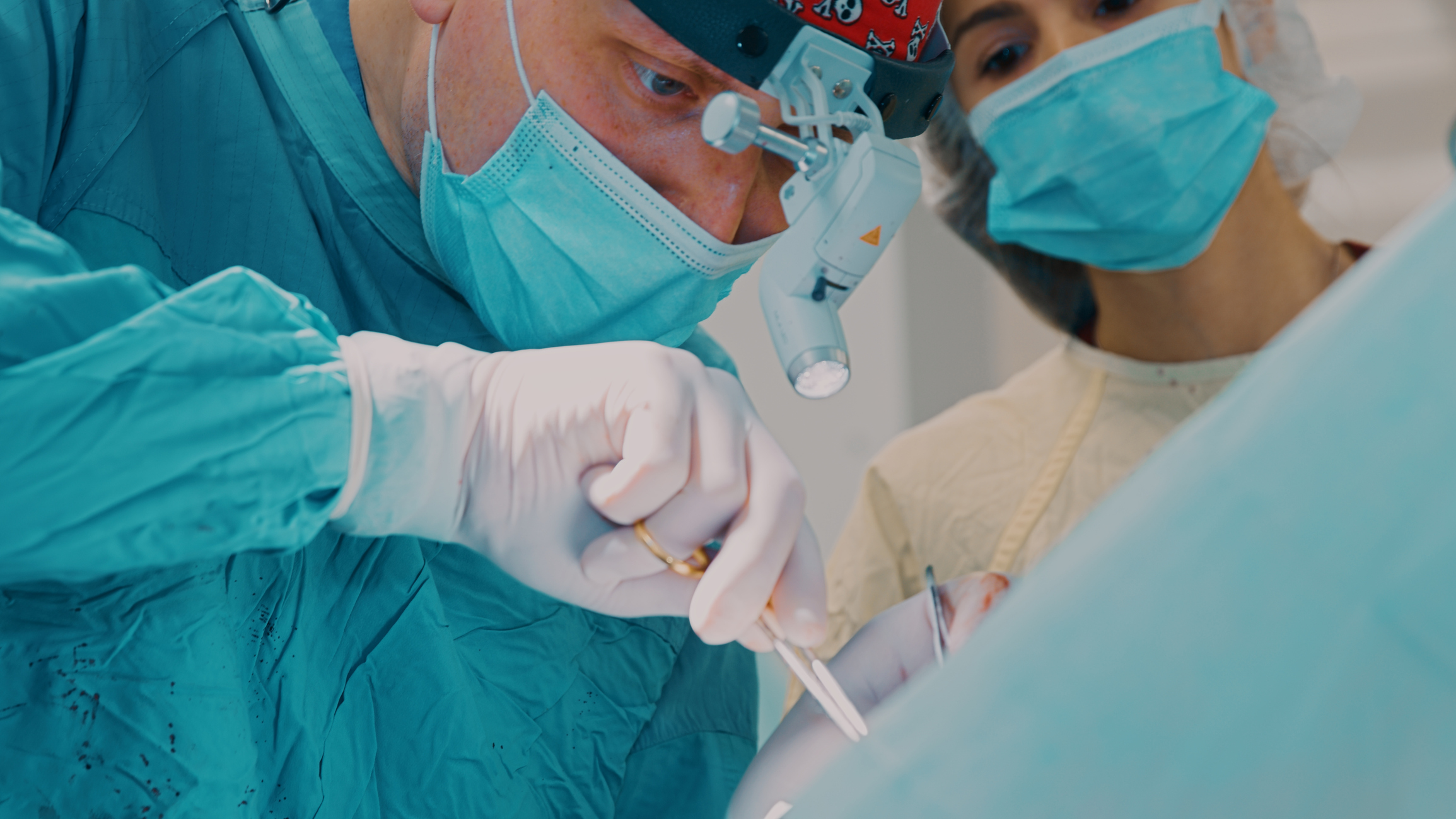 Odontólogo en cirugía de cáncer oral