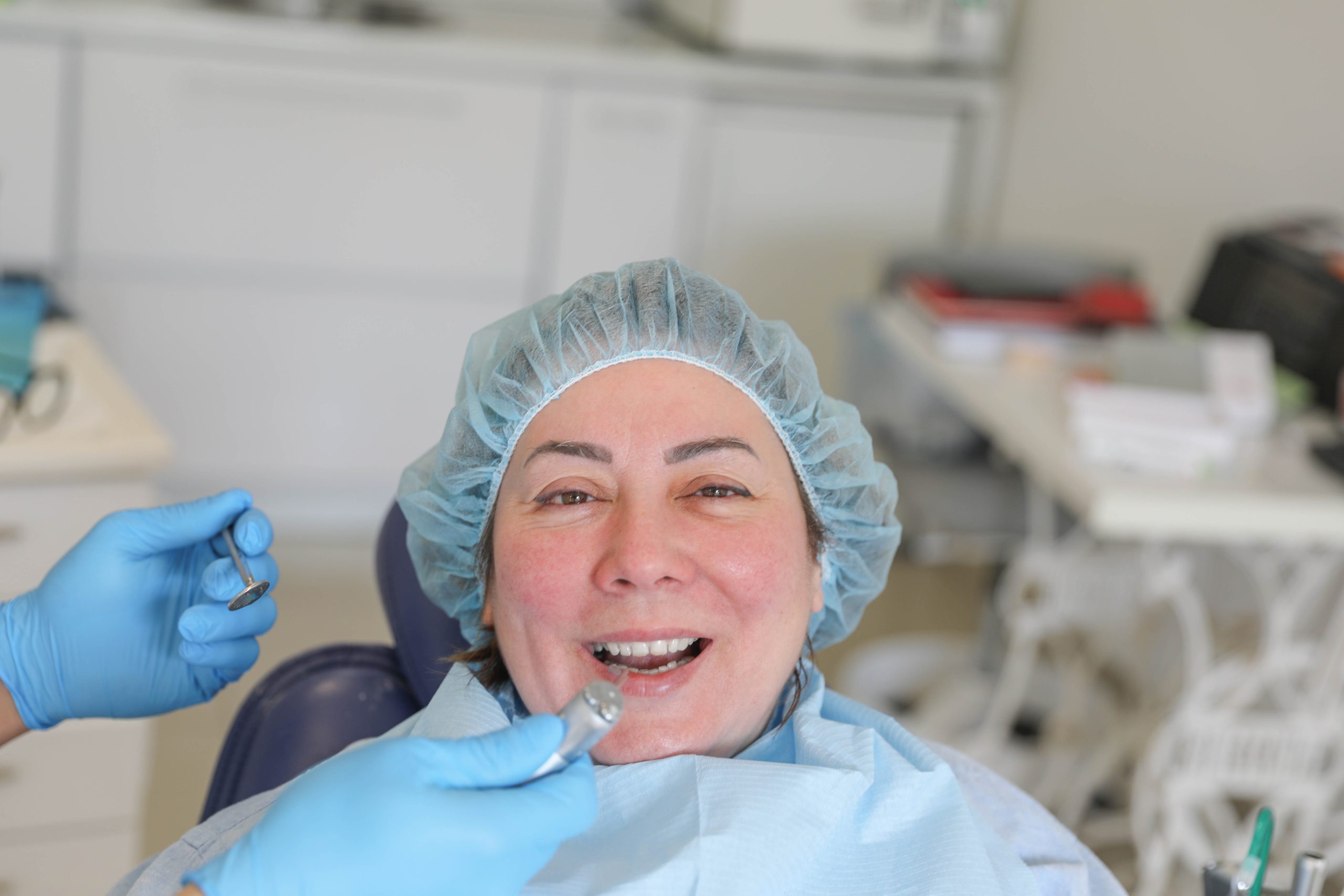 Mujer con implantes cigomáticos