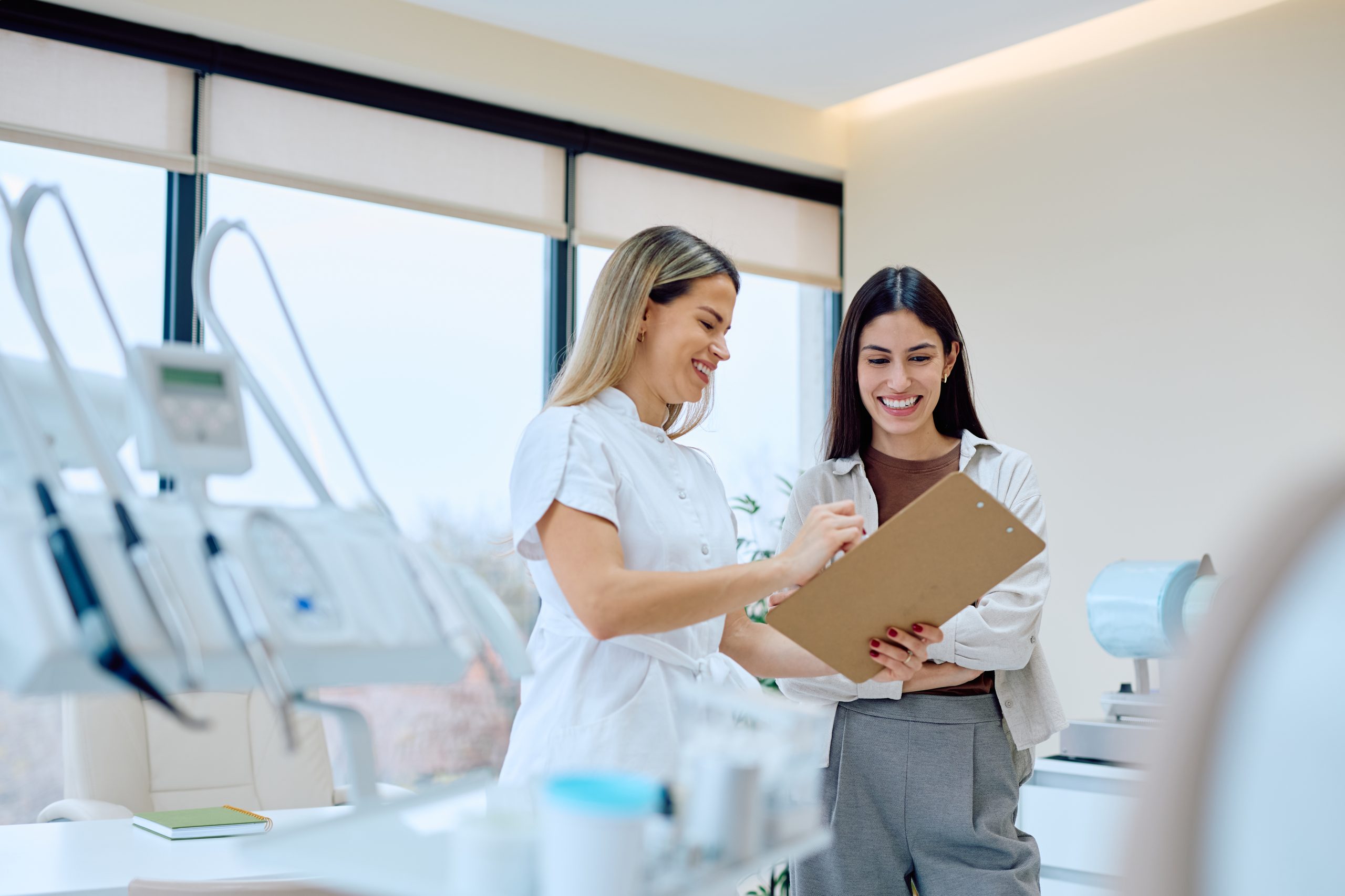 Odontóloga con paciente en control post cáncer oral