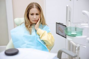 Mujer en evaluación dental por dolor de mandíbula