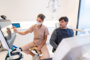 Odontóloga en consulta planificando tratamiento dental con IA
