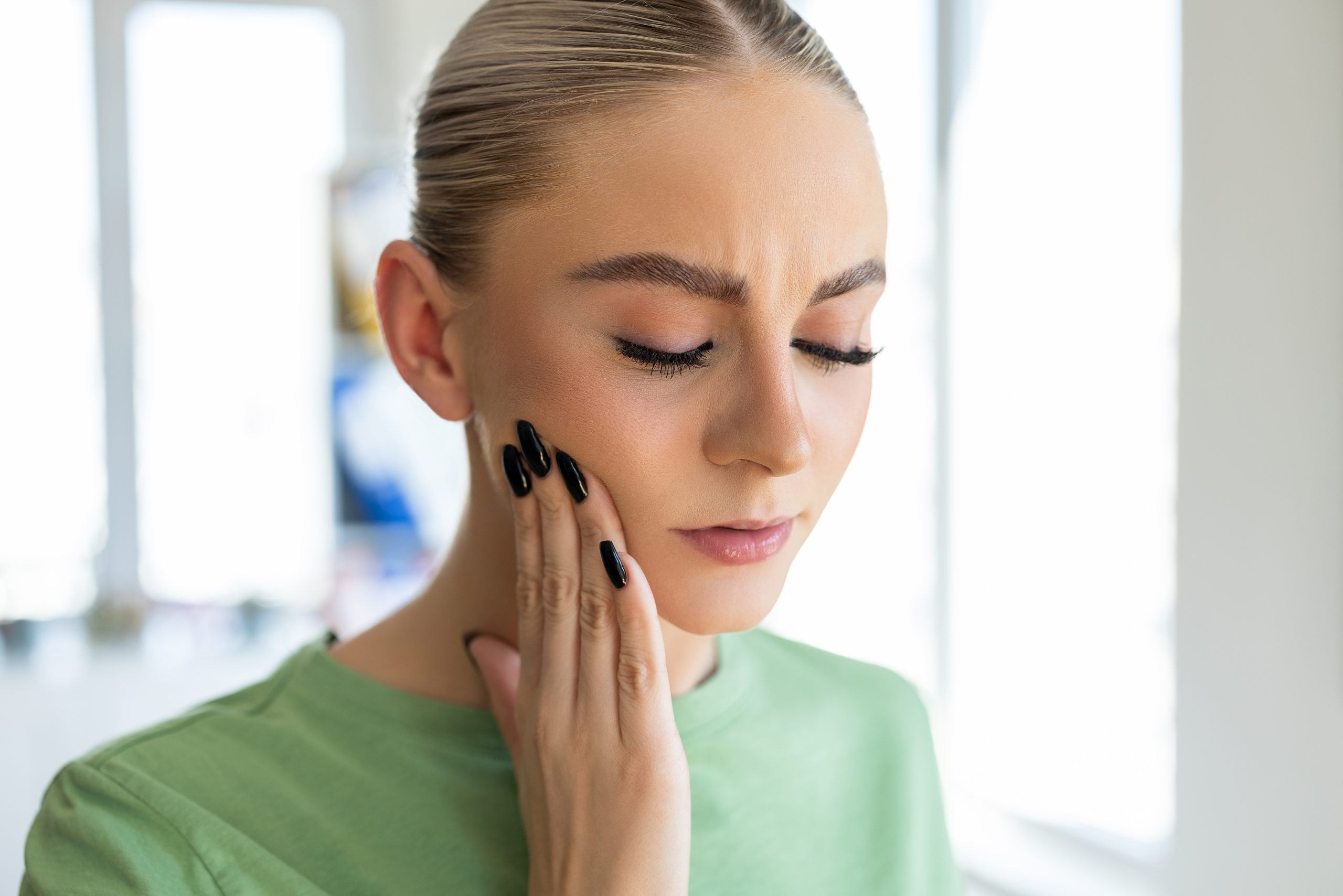 Mujer con dolor de mandíbula