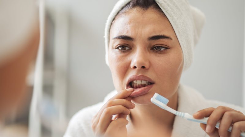 ¿Por qué me sangran las encías? causas y cuándo acudir al dentista