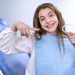 Retenedores dentales: Tipos, cuidados y cuánto tiempo usarlos