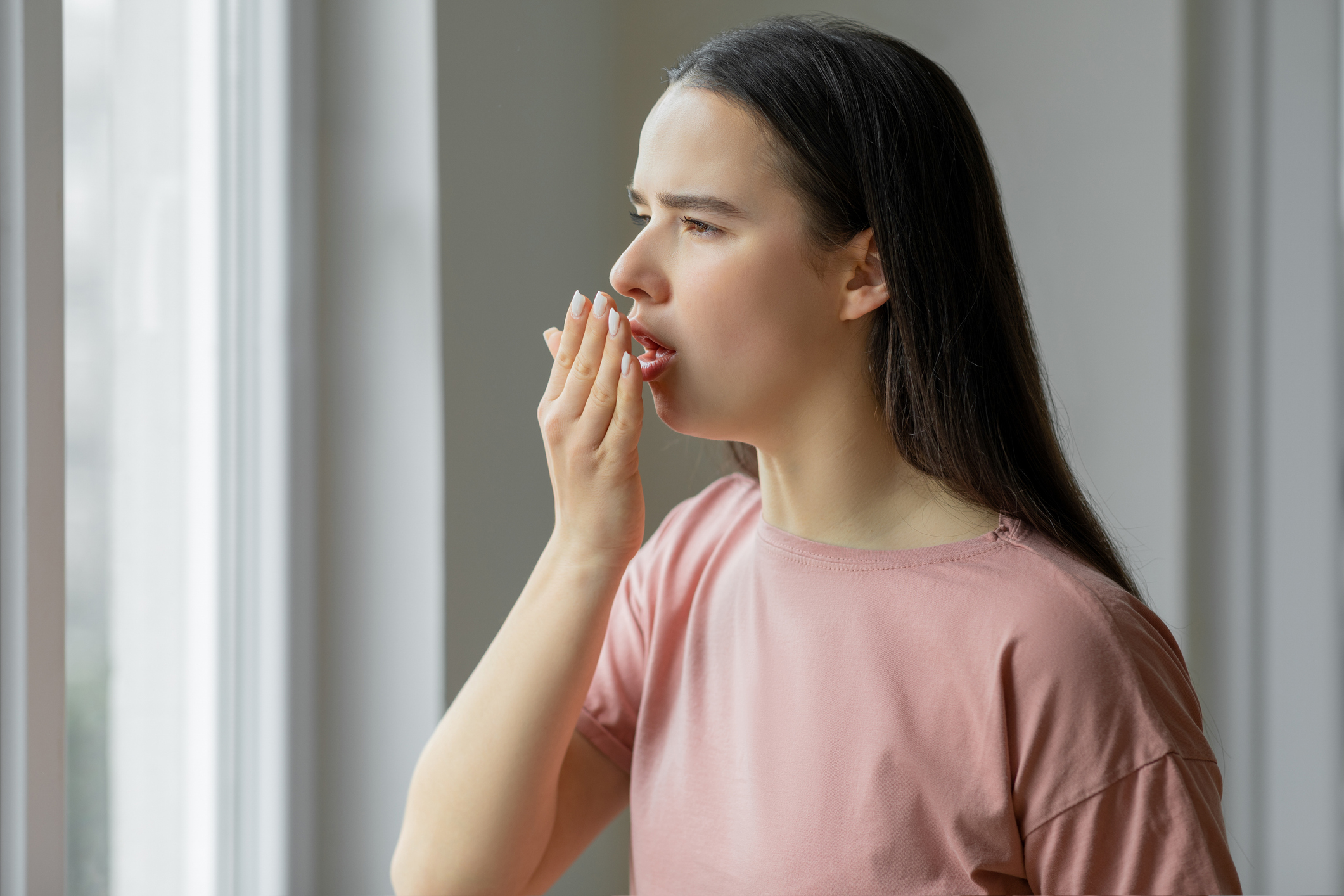 Persona con halitosis o mal aliento