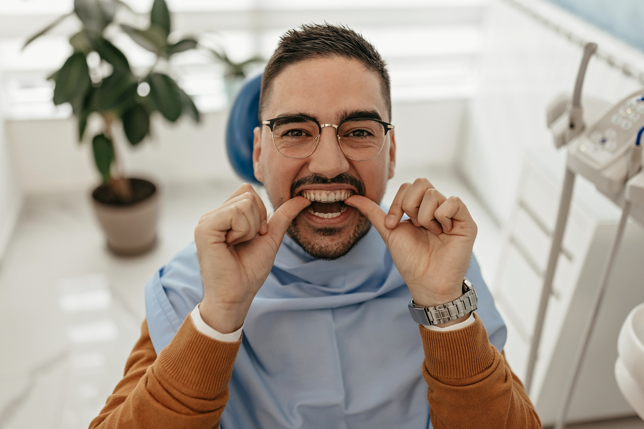 Hombre usando retenedores dentales 