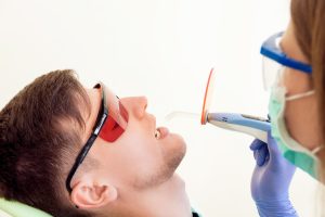 Paciente en la fase final de la aplicación de sellantes dentales.